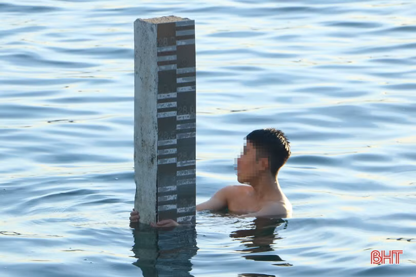 Bất chấp nguy hiểm, nhiều học sinh Hà Tĩnh vẫn đua nhau lên hồ Kẻ Gỗ giải nhiệt