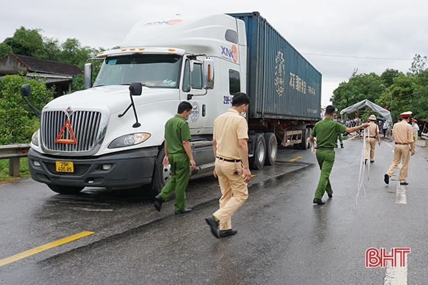 Hà Tĩnh: Tai nạn liên hoàn, một phụ nữ văng vào container tử vong