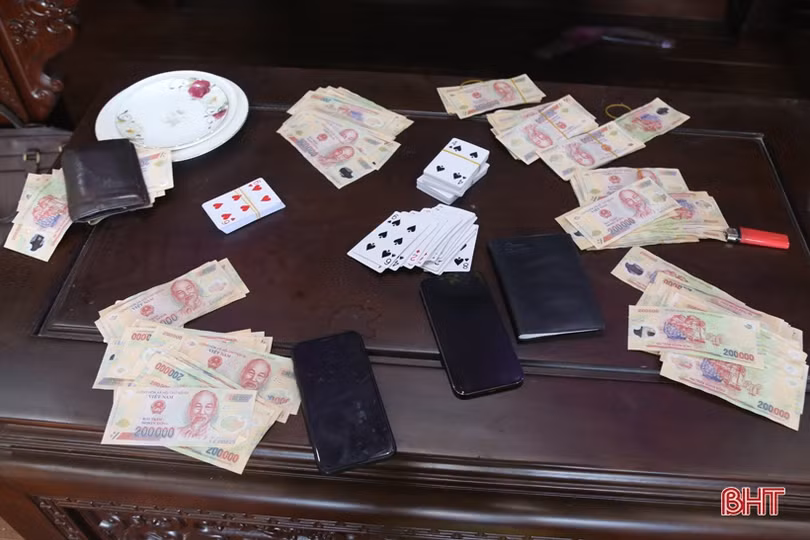 Phá ổ bạc giữa trung tâm TP Hà Tĩnh, khởi tố 15 đối tượng