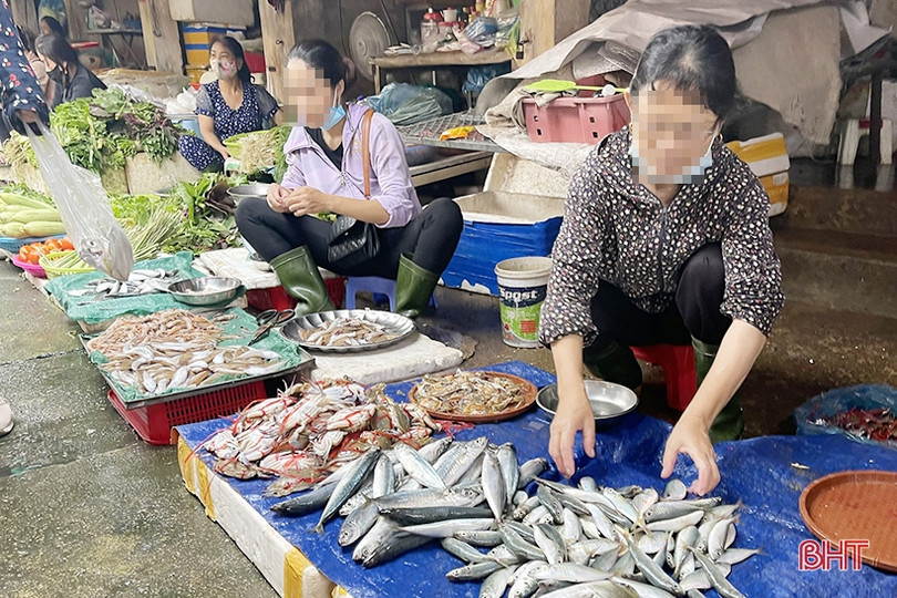 Đeo khẩu trang phòng dịch ở Hà Tĩnh: Vẫn còn tình trạng người quên, người đeo... dưới cằm