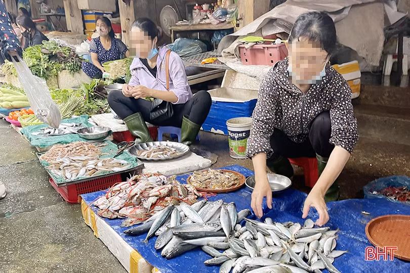 Đeo khẩu trang phòng dịch ở Hà Tĩnh: Vẫn còn tình trạng người quên, người đeo... dưới cằm