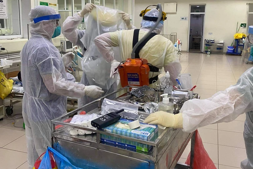 Tận mắt thấy bác sĩ ép tim liên tục cấp cứu bệnh nhân Covid-19