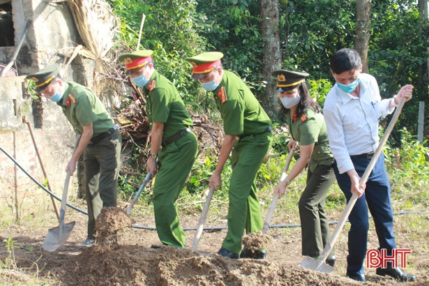 Xây nhà tình nghĩa cho cán bộ công an hoàn cảnh khó khăn