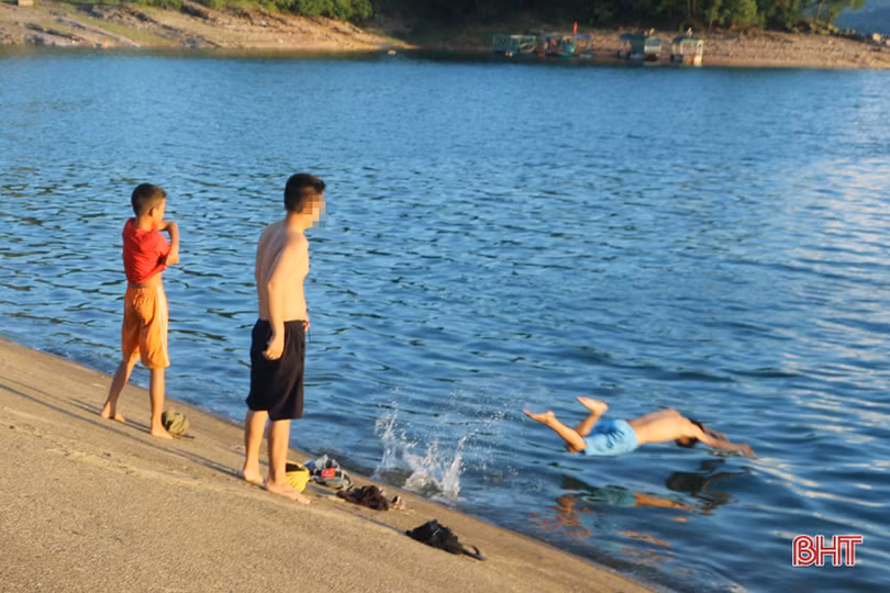 Bất chấp nguy hiểm, nhiều học sinh Hà Tĩnh vẫn đua nhau lên hồ Kẻ Gỗ giải nhiệt