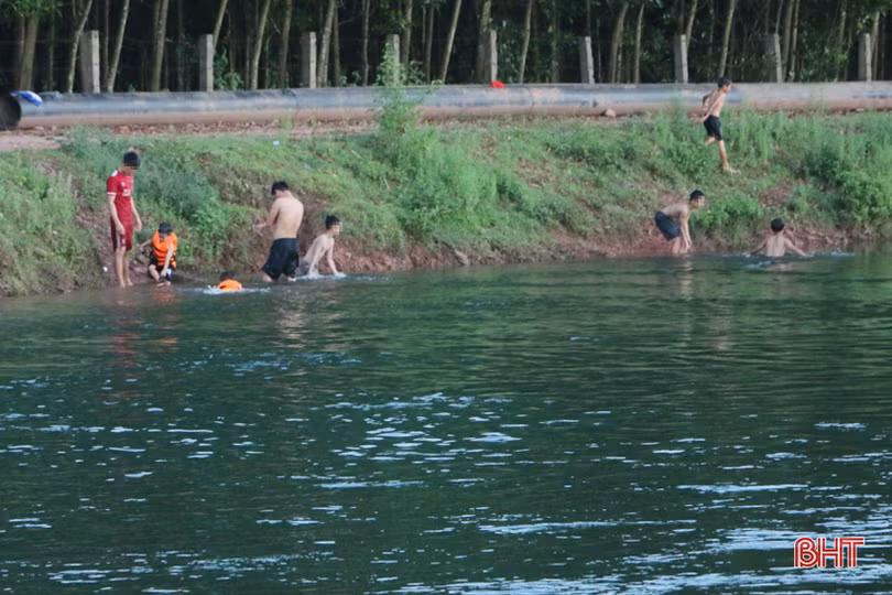 Bất chấp nguy hiểm, nhiều học sinh Hà Tĩnh vẫn đua nhau lên hồ Kẻ Gỗ giải nhiệt
