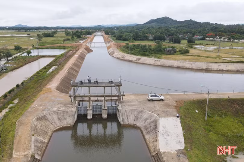 Nước về đầy đồng, nông dân Hà Tĩnh rộn ràng vào vụ sản xuất hè thu