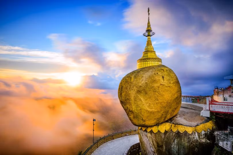 7 tảng đá khổng lồ chênh vênh như sắp rơi