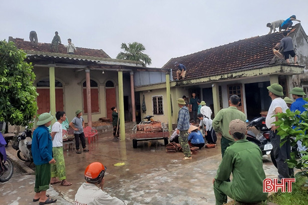 Hà Tĩnh: Lốc xoáy trong đêm tốc mái 15 nhà dân, gãy đổ nhiều cột điện