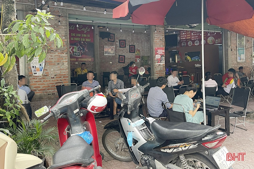 Đeo khẩu trang phòng dịch ở Hà Tĩnh: Vẫn còn tình trạng người quên, người đeo... dưới cằm