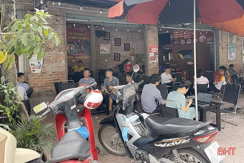 Đeo khẩu trang phòng dịch ở Hà Tĩnh: Vẫn còn tình trạng người quên, người đeo... dưới cằm