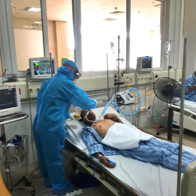 Tận mắt thấy bác sĩ ép tim liên tục cấp cứu bệnh nhân Covid-19