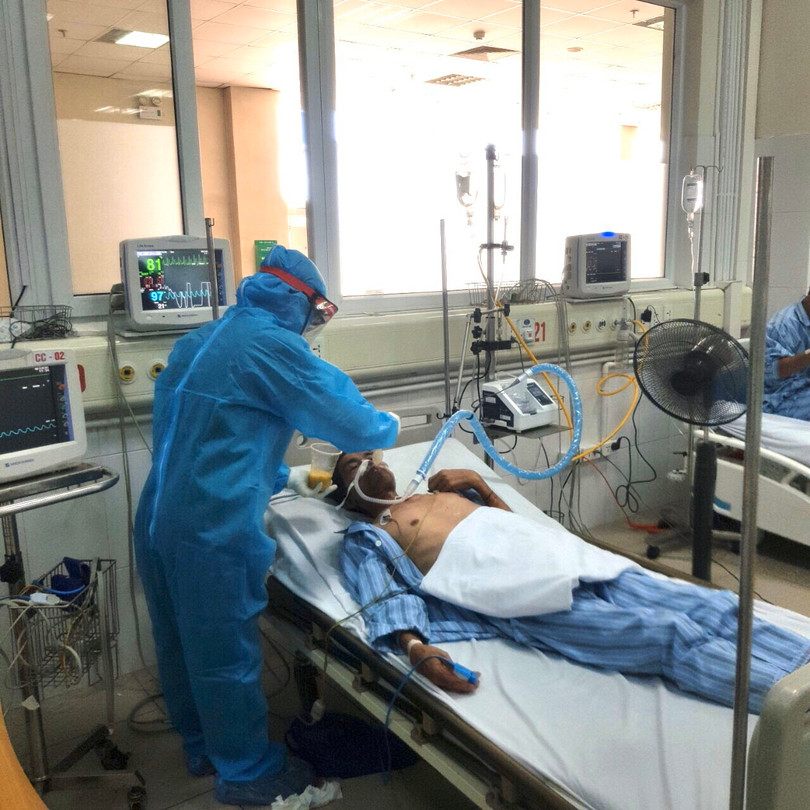 Tận mắt thấy bác sĩ ép tim liên tục cấp cứu bệnh nhân Covid-19