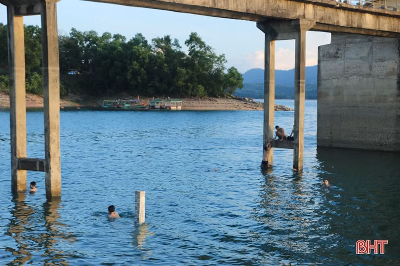Bất chấp nguy hiểm, nhiều học sinh Hà Tĩnh vẫn đua nhau lên hồ Kẻ Gỗ giải nhiệt