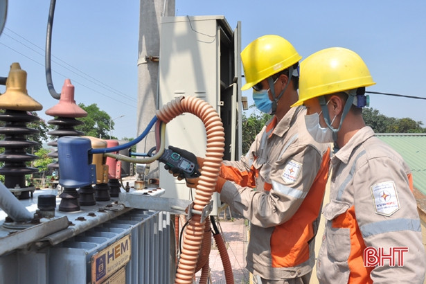 Công ty Điện lực Hà Tĩnh chi 250 triệu đồng tặng quà người lao động