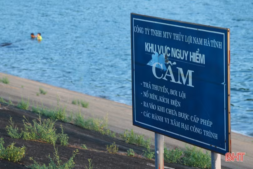 Bất chấp nguy hiểm, nhiều học sinh Hà Tĩnh vẫn đua nhau lên hồ Kẻ Gỗ giải nhiệt