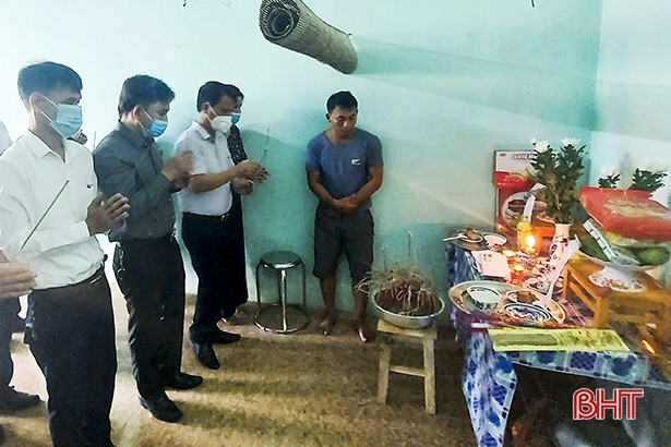 Huyện Đức Thọ hỗ trợ 11 triệu đồng cho gia đình có 2 chị em bị đuối nước