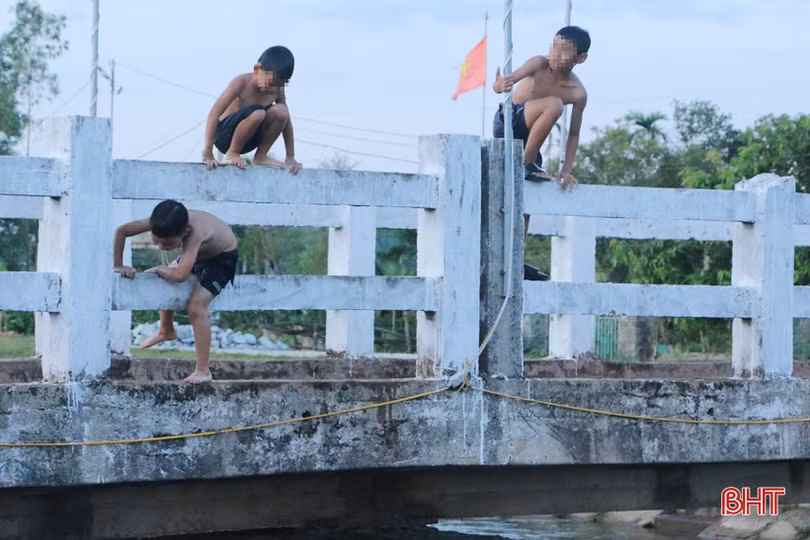 Bất chấp nguy hiểm, nhiều học sinh Hà Tĩnh vẫn đua nhau lên hồ Kẻ Gỗ giải nhiệt