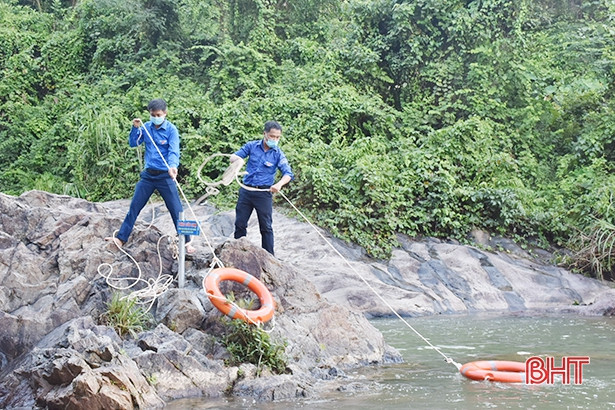 Lắp đặt hệ thống tuyên truyền sử dụng năng lượng mặt trời phòng đuối nước