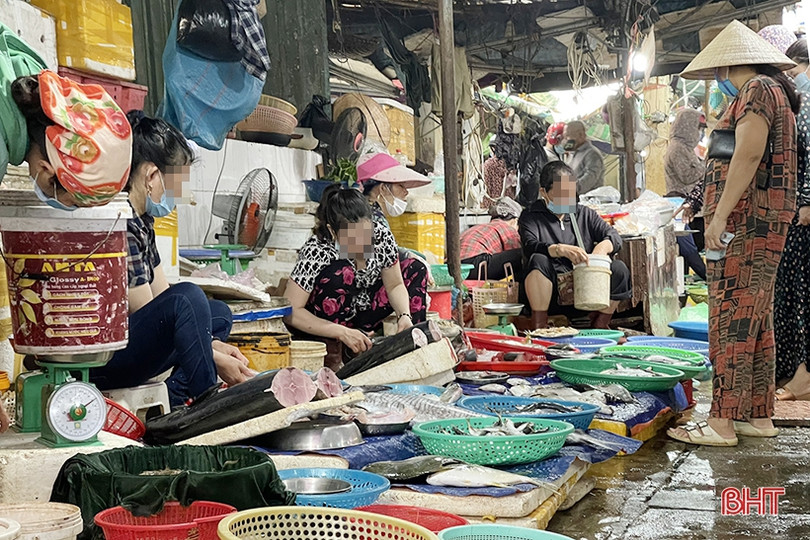 Đeo khẩu trang phòng dịch ở Hà Tĩnh: Vẫn còn tình trạng người quên, người đeo... dưới cằm