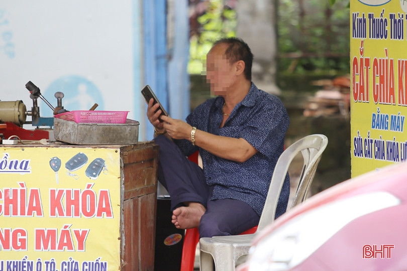 Đeo khẩu trang phòng dịch ở Hà Tĩnh: Vẫn còn tình trạng người quên, người đeo... dưới cằm