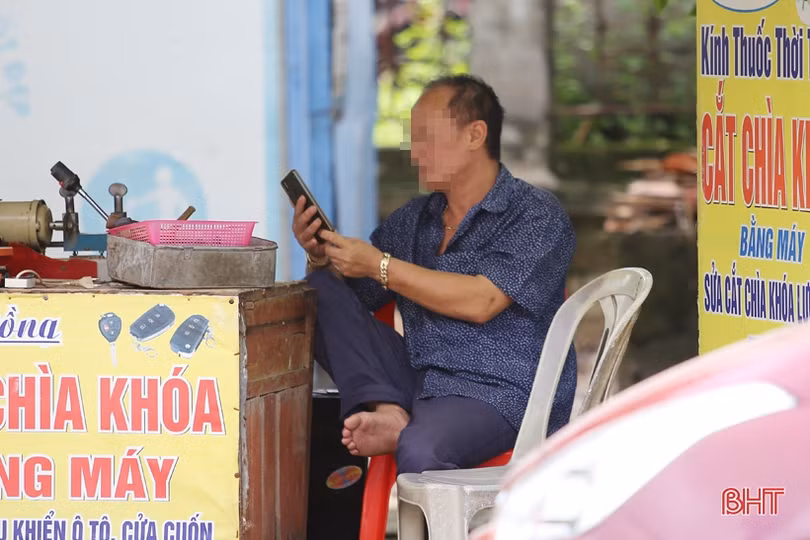 Đeo khẩu trang phòng dịch ở Hà Tĩnh: Vẫn còn tình trạng người quên, người đeo... dưới cằm