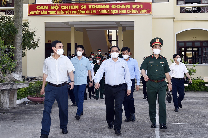 Thủ tướng và đoàn công tác đã tới thăm, động viên cán bộ, chiến sĩ và các lực lượng đang làm nhiệm vụ tại Trung đoàn 831 - Bộ Chỉ huy quân sự tỉnh Bắc Giang. Thủ tướng chỉ đạo tổng tiến công toàn lực, thần tốc để chặn đứng dịch Covid-19