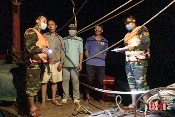 Bắt giữ 2 tàu giã cào dùng kích điện đánh bắt trái phép tại vùng biển Nam Hà Tĩnh