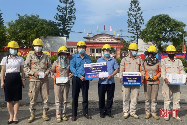 Công ty Điện lực Hà Tĩnh chi 250 triệu đồng tặng quà người lao động