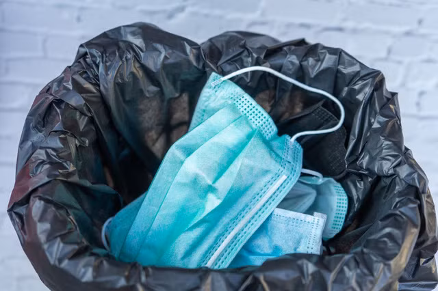 Covid-19: Vứt bỏ khẩu trang, găng tay thế nào cho an toàn?