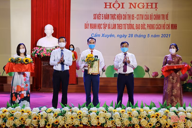 Cẩm Xuyên cần tiếp tục phát huy trách nhiệm nêu gương trong cán bộ, đảng viên