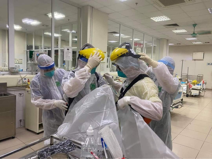 Tận mắt thấy bác sĩ ép tim liên tục cấp cứu bệnh nhân Covid-19