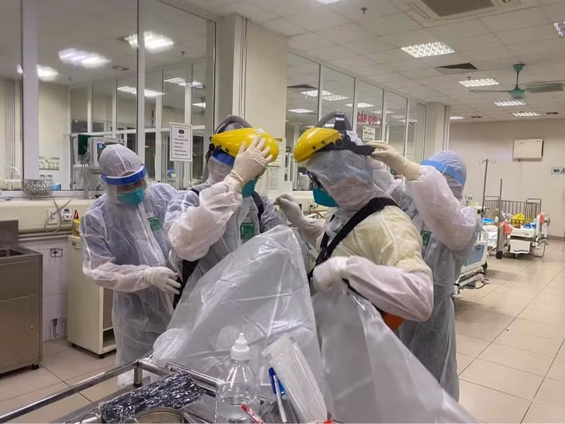 Tận mắt thấy bác sĩ ép tim liên tục cấp cứu bệnh nhân Covid-19