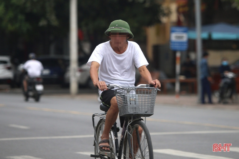 Đeo khẩu trang phòng dịch ở Hà Tĩnh: Vẫn còn tình trạng người quên, người đeo... dưới cằm