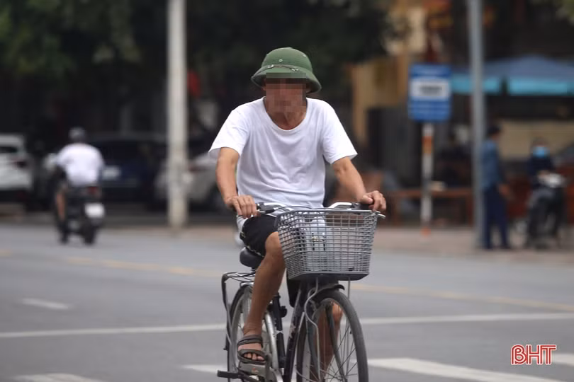 Đeo khẩu trang phòng dịch ở Hà Tĩnh: Vẫn còn tình trạng người quên, người đeo... dưới cằm