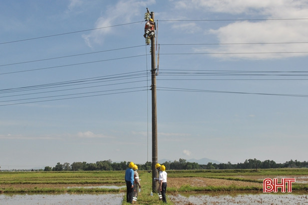 Công đoàn Điện lực Hà Tĩnh động viên công nhân làm việc giữa nắng nóng