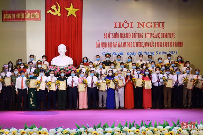 Cẩm Xuyên cần tiếp tục phát huy trách nhiệm nêu gương trong cán bộ, đảng viên