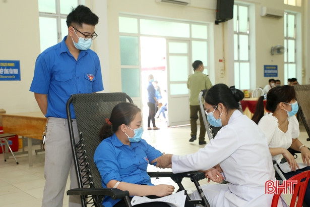 Đoàn Khối CCQ&DN Hà Tĩnh biểu dương 16 cá nhân tiêu biểu trong hiến máu tình nguyện