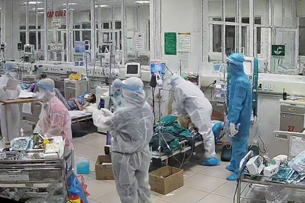 Tận mắt thấy bác sĩ ép tim liên tục cấp cứu bệnh nhân Covid-19