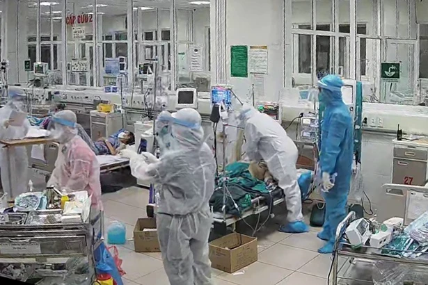 Tận mắt thấy bác sĩ ép tim liên tục cấp cứu bệnh nhân Covid-19