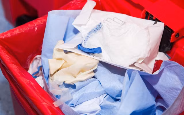 Covid-19: Vứt bỏ khẩu trang, găng tay thế nào cho an toàn?