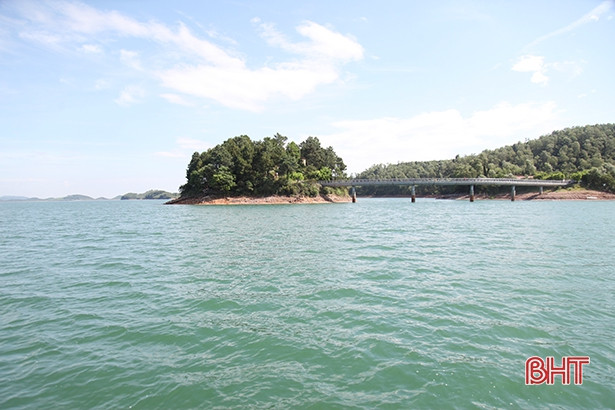 Thả 2 vạn con cá giống tái tạo nguồn lợi thủy sản ở hồ Kẻ Gỗ