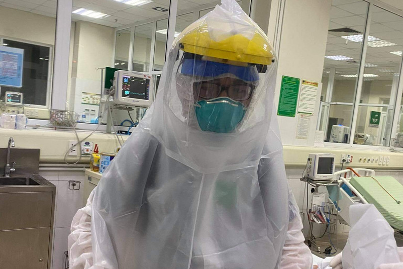 Tận mắt thấy bác sĩ ép tim liên tục cấp cứu bệnh nhân Covid-19