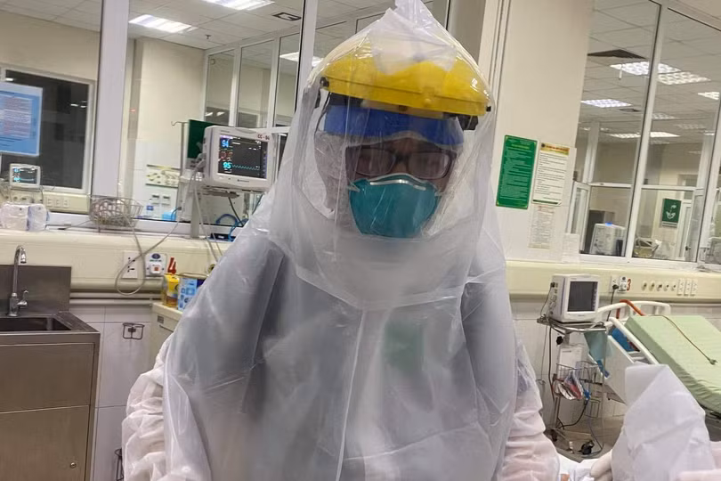 Tận mắt thấy bác sĩ ép tim liên tục cấp cứu bệnh nhân Covid-19