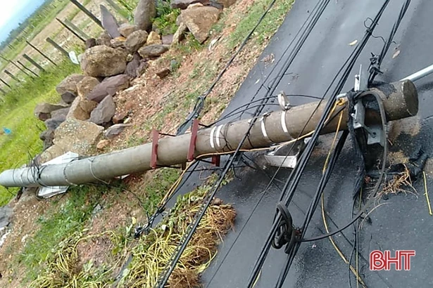 Hà Tĩnh: Lốc xoáy trong đêm tốc mái 15 nhà dân, gãy đổ nhiều cột điện