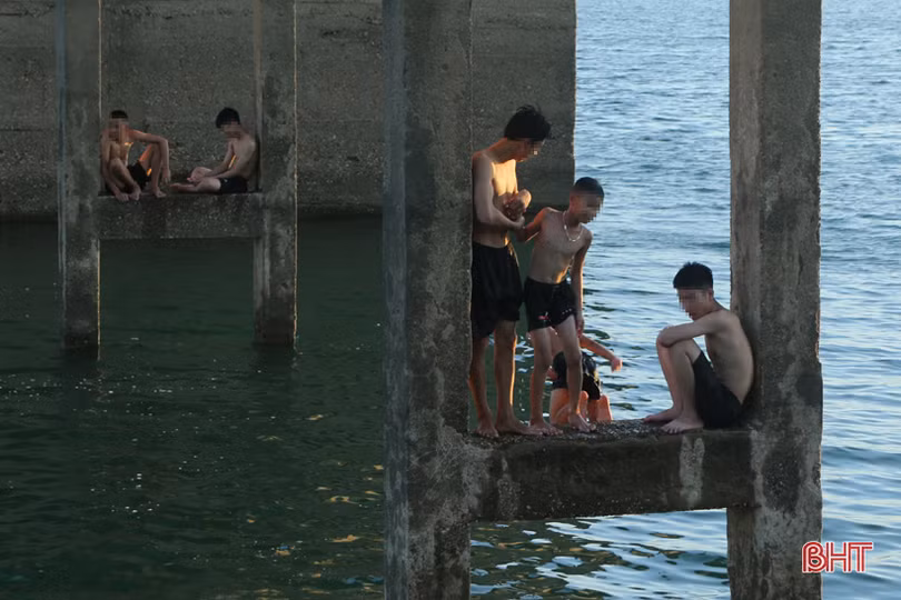 Bất chấp nguy hiểm, nhiều học sinh Hà Tĩnh vẫn đua nhau lên hồ Kẻ Gỗ giải nhiệt