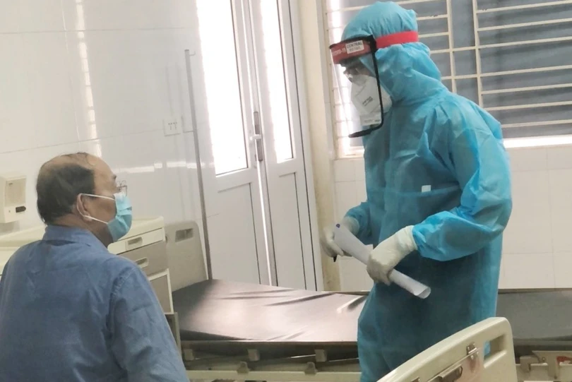 Tận mắt thấy bác sĩ ép tim liên tục cấp cứu bệnh nhân Covid-19