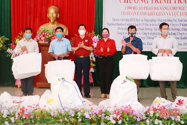 200 bộ áo phao đa năng đến với ngư dân Nghi Xuân