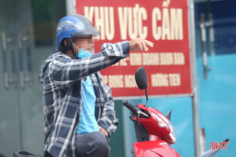 Đeo khẩu trang phòng dịch ở Hà Tĩnh: Vẫn còn tình trạng người quên, người đeo... dưới cằm