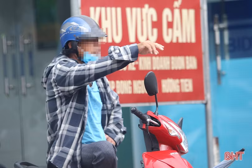 Đeo khẩu trang phòng dịch ở Hà Tĩnh: Vẫn còn tình trạng người quên, người đeo... dưới cằm