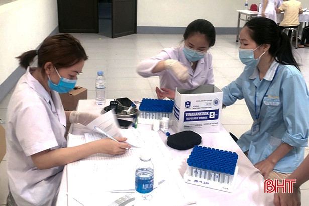 Toàn bộ 1.232 công nhân Công ty Haivina Hồng Lĩnh được khám sức khỏe định kỳ